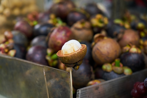 Obst durchstochen auf einem Stick