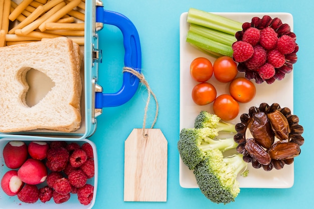 Obst und Gemüse in der Nähe von schönen Lunchbox