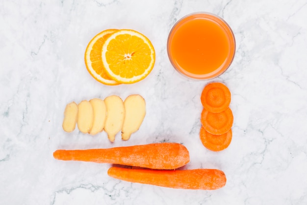 Obst- und Gemüsescheiben mit Saft