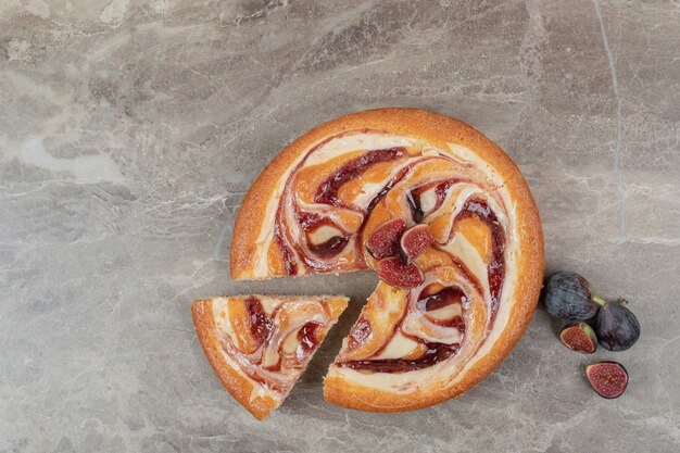 Obstkuchen und frische Feigen auf Marmorhintergrund. Hochwertiges Foto