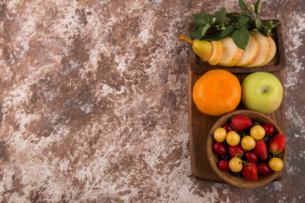 Obstplatte mit Minze auf dem Marmor auf der rechten Seite