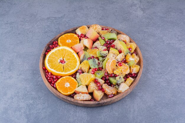 Kostenloses Foto obstsalat mit gehackten und gehackten früchten und gewürzen