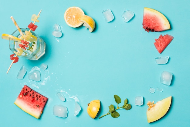 Obstscheiben zwischen Eis und Sommertitel auf Glas