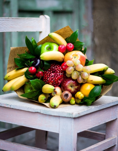 Obststrauß mit verschiedenen Früchten