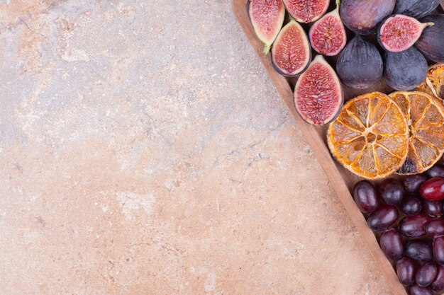 Obstteller mit Cornels, Feigen und Orangenscheiben