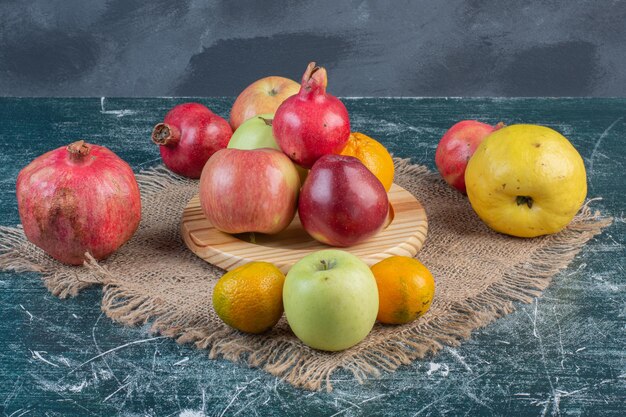 Obstteller mit Kombination von Herbstfrüchten.