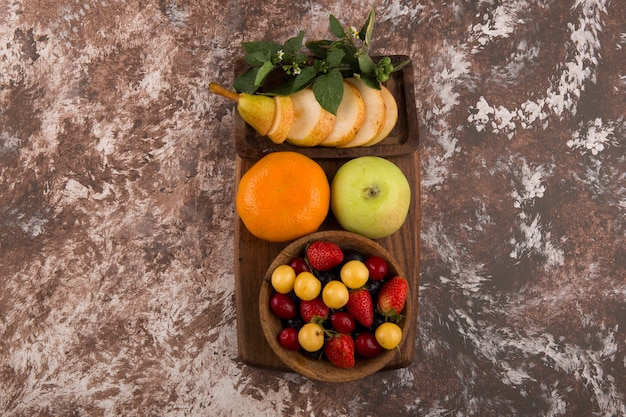 Obstteller mit Minze auf dem Marmor in der Mitte