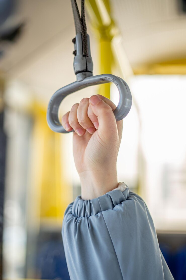 Kostenlose Foto öffentliche verkehrsmittel hand am geländer reisen mit dem bus