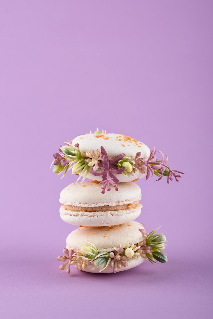 Kostenlose Foto öko-macarons mit blumenarrangement