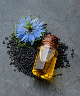 Öl aus schwarzkümmelsamen und nigella sativa blume. gesunde lebensmittelzutat.
