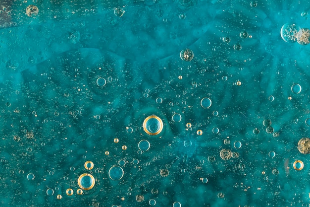 Kostenloses Foto Ölblasen über grüner wasseroberfläche