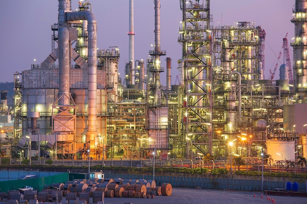 Ölraffinerie und anlage der petrochemischen industrie in öl- und gasindustrie „industrie mit wolke“ „himmel morgenhintergrund“.