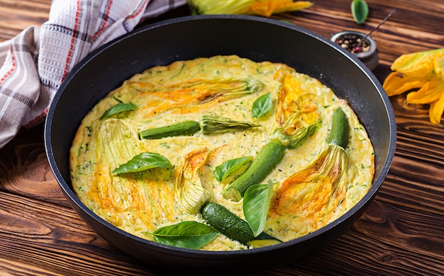 Ofengebackenes Omelett mit Blumenzucchini in der Pfanne