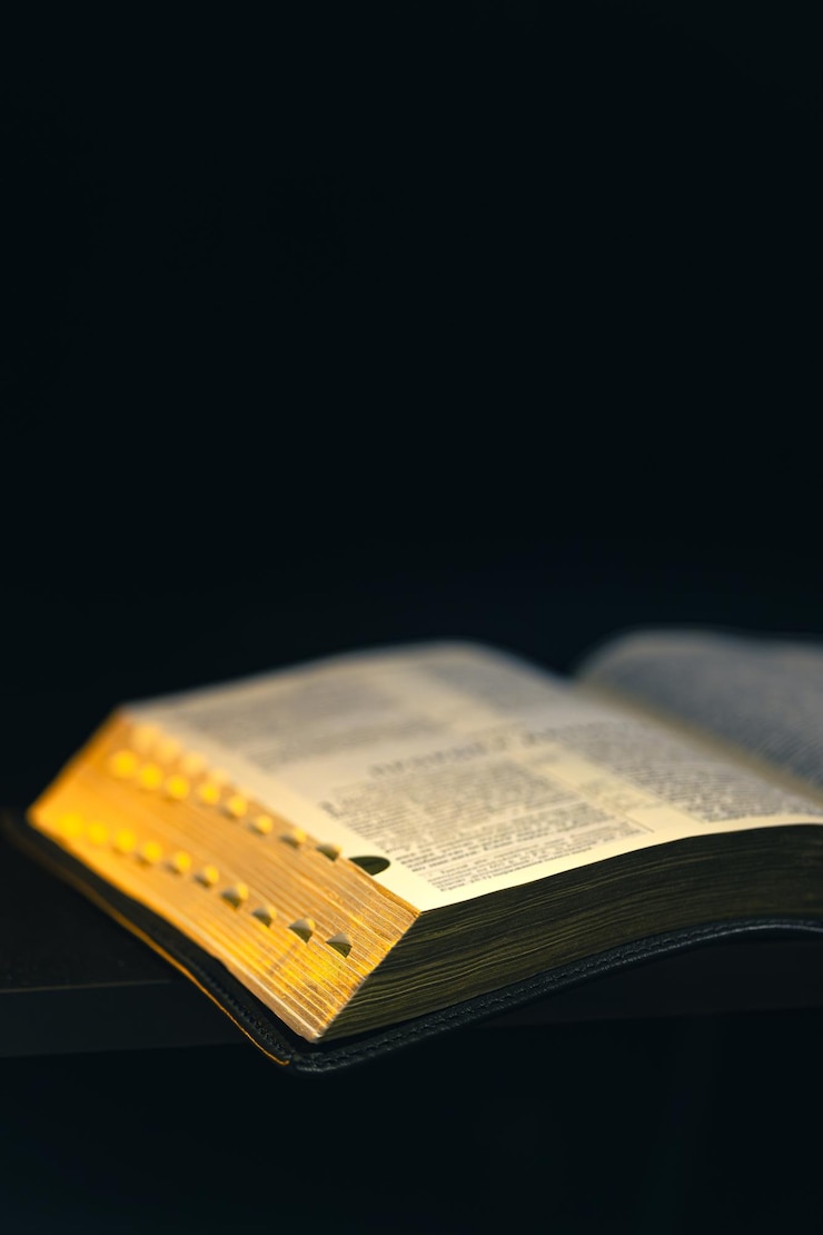 Kostenlose Foto offene bibel auf schwarzem hintergrund religionskonzept