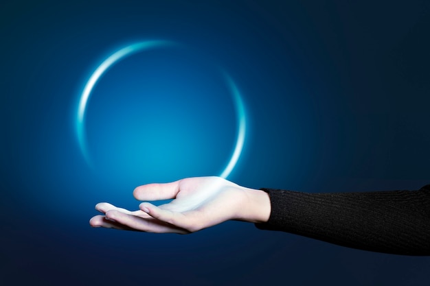 Offene Handbewegung mit der Handfläche, die technisches Hologramm präsentiert