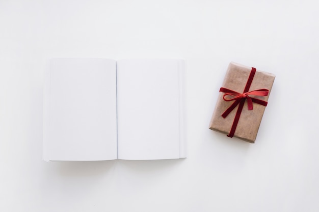 Offenes Buch Mockup mit Geschenkbox