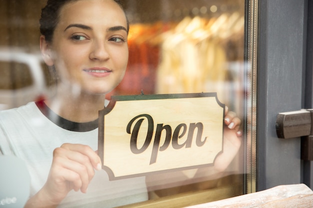 Offenes Schild am Glas des Straßencafés oder Restaurants