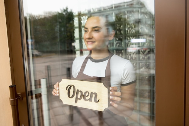 Offenes Schild auf dem Glas des Straßencafés oder Restaurants