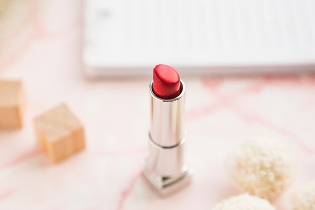 Office-Desktop mit einem Lippenstift