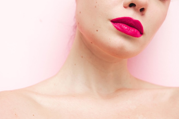 Ohne Retusche Foto zum Üben Porträt einer jungen brünetten Frau mit abendlichem, stylischem Make-up und perfekt sauberer Haut Sexy Model mit Haaren in einem Brötchen, das im Studio posiert Mit rosa leuchtenden natürlichen Lippen