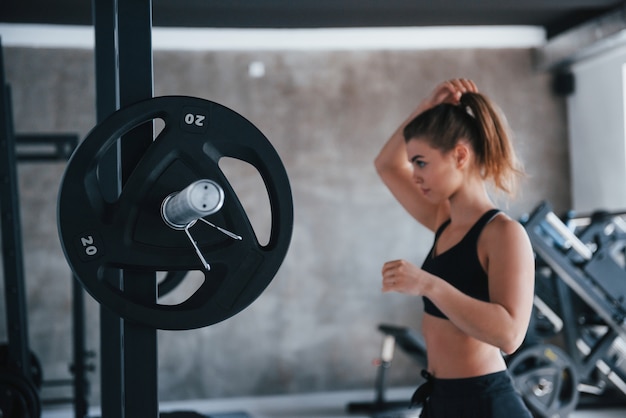 Okay, lass uns das machen. Foto der herrlichen blonden Frau im Fitnessstudio zu ihrer Wochenendzeit