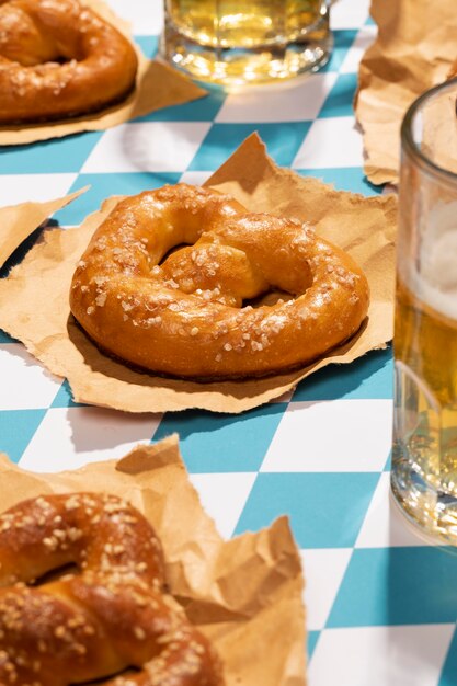 Oktoberfest-Arrangement mit leckerer Brezel