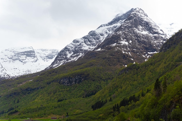 Kostenloses Foto olden norwegen 17. mai 2023 berg