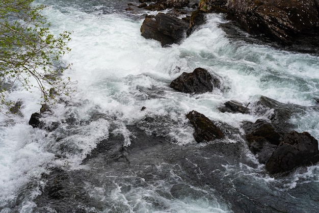 Kostenloses Foto olden norwegen 17. mai 2023 fluss und berge