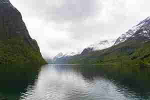 Kostenloses Foto olden norwegen 17. mai 2023 fluss und berge