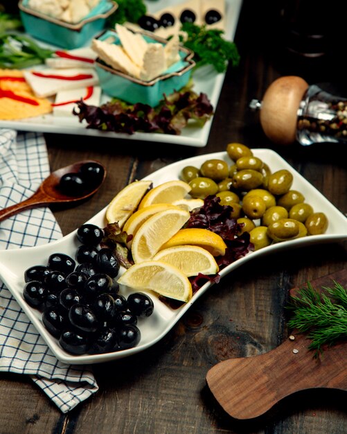 Oliven auf den Tisch gestellt