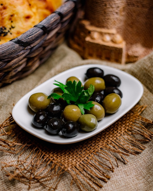 Oliven grün und schwarz mit Petersilie verziert