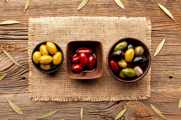 Oliven in Schalen auf Textilmaterial
