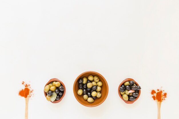 Oliven in Tellern und Gewürzen
