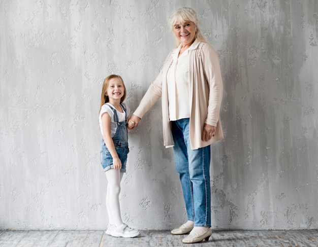 Oma mit kleinem Mädchen