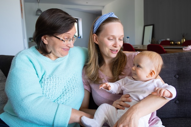 Oma, neue Mutter und kleine Tochter genießen Freizeit