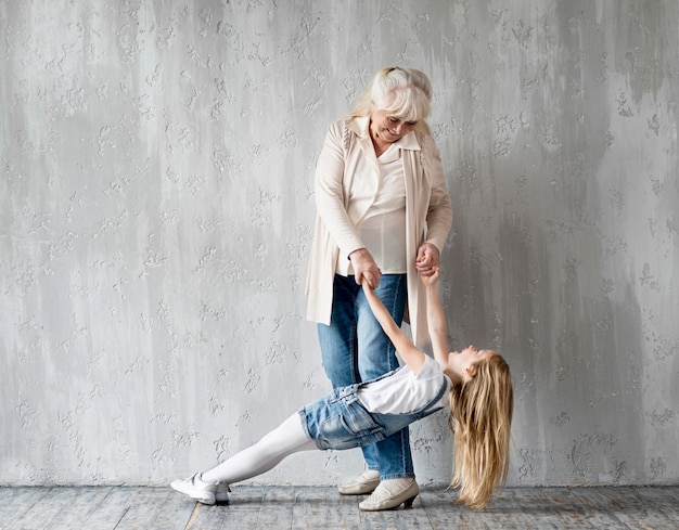 Kostenloses Foto oma spielt mit kleinem mädchen