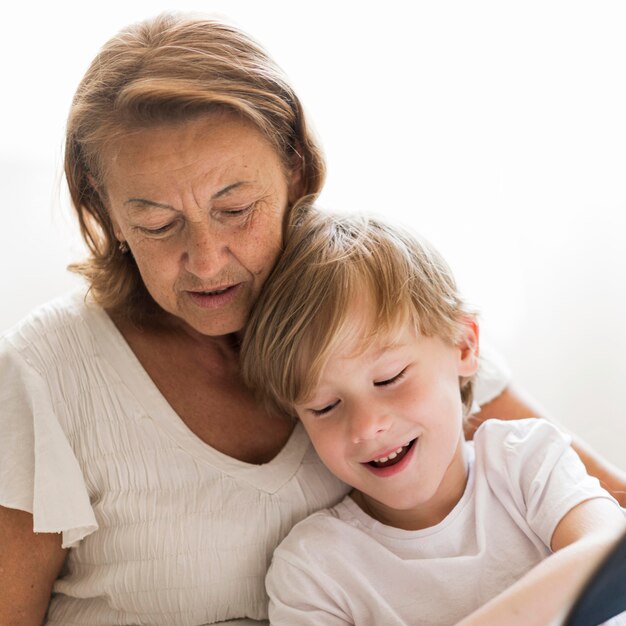 Oma und Kind verbringen Zeit miteinander