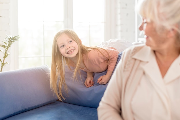 Kostenloses Foto oma und mädchen zusammen