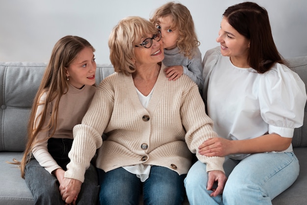 Oma verbringt Zeit mit ihren Enkeln