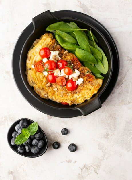 Omelett mit Käse und Tomaten auf Teller