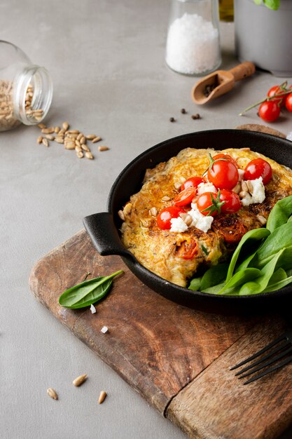 Omelett mit Käse und Tomaten hohe Ansicht