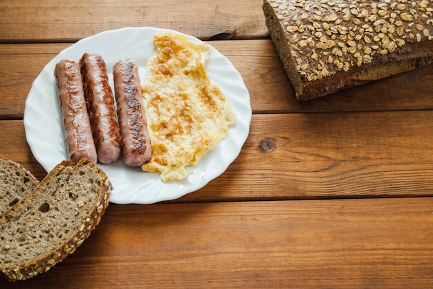 Omelett mit Würstchen und Brot