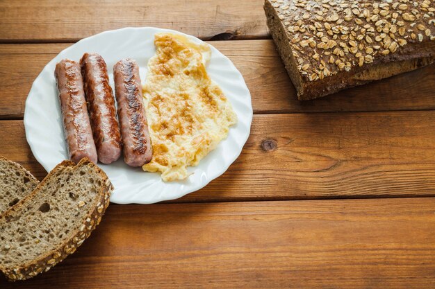 Omelett mit Würstchen und Brot