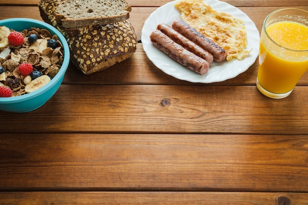 Omelett mit Würstchen und Müsli