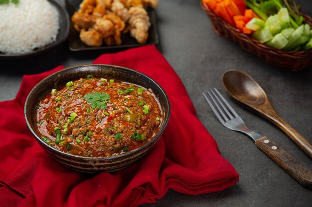 Ong Chilipaste in einem Mörser Mit schönen Beilagen dekoriert.