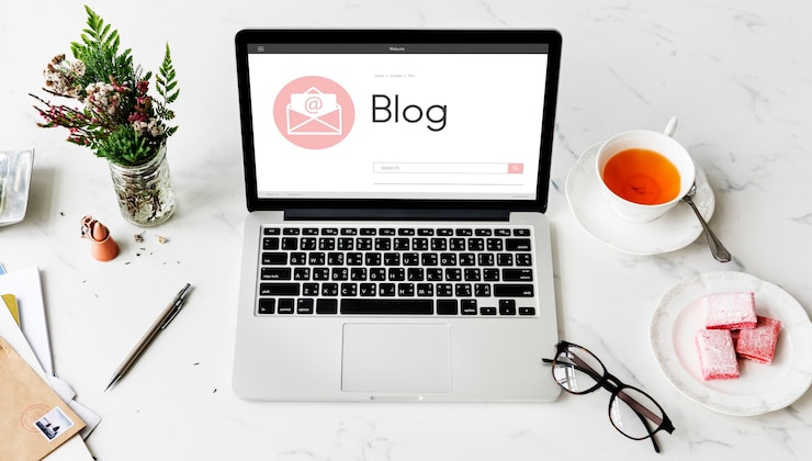 Kostenlose Foto online-nachrichten-blog-chat-kommunikation umhüllen grafisches symbolkonzept