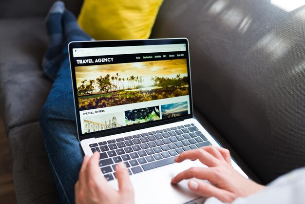 Online-Reisebüro. Jugendliche, die Ferien für den Urlaub auf dem Laptop buchen