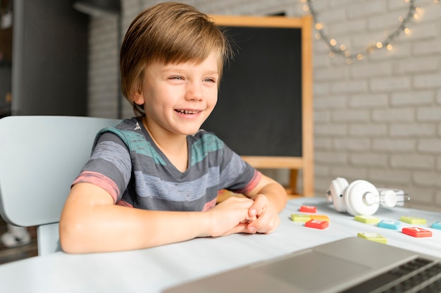 Kostenloses Foto online-schulinteraktionen mit smileys