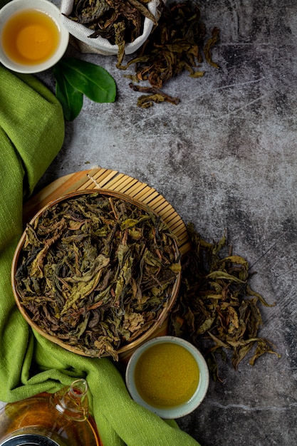 Oolong grüner Tee in einer Teekanne und einer Schüssel.