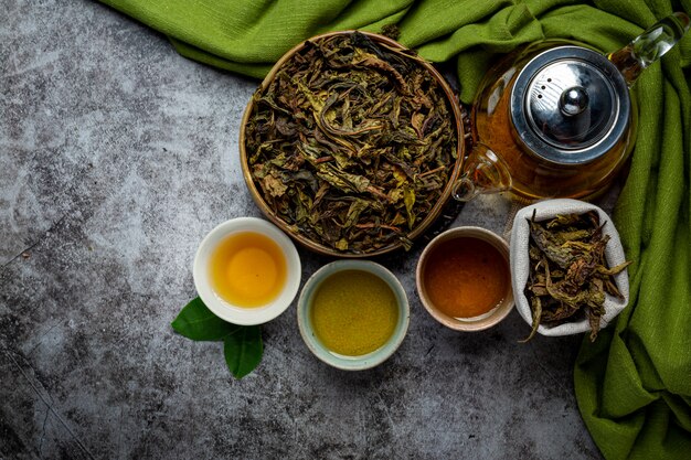 Oolong grüner Tee in einer Teekanne und einer Schüssel.